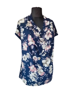 Bluzka z lejącym dekoltem typu woda - rozmazane pudrowe kwiaty